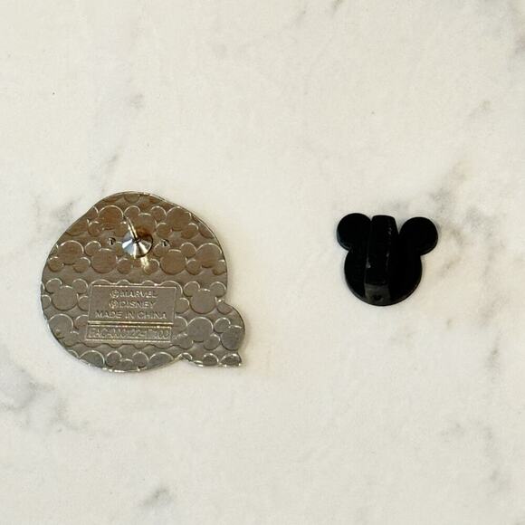 Genuine Disney Marvel Avengers  Iron Man Collectable pin trading - Picture 2 of 2